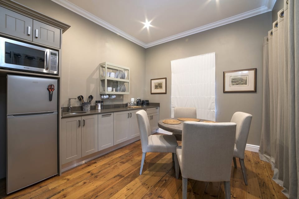 Deluxe Double Room, 1 Bedroom, Garden View | In-room dining