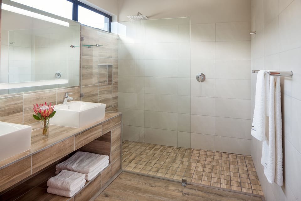 Deluxe Double or Twin Room, 1 Bedroom | Bathroom | Free toiletries, hair dryer, bathrobes, towels