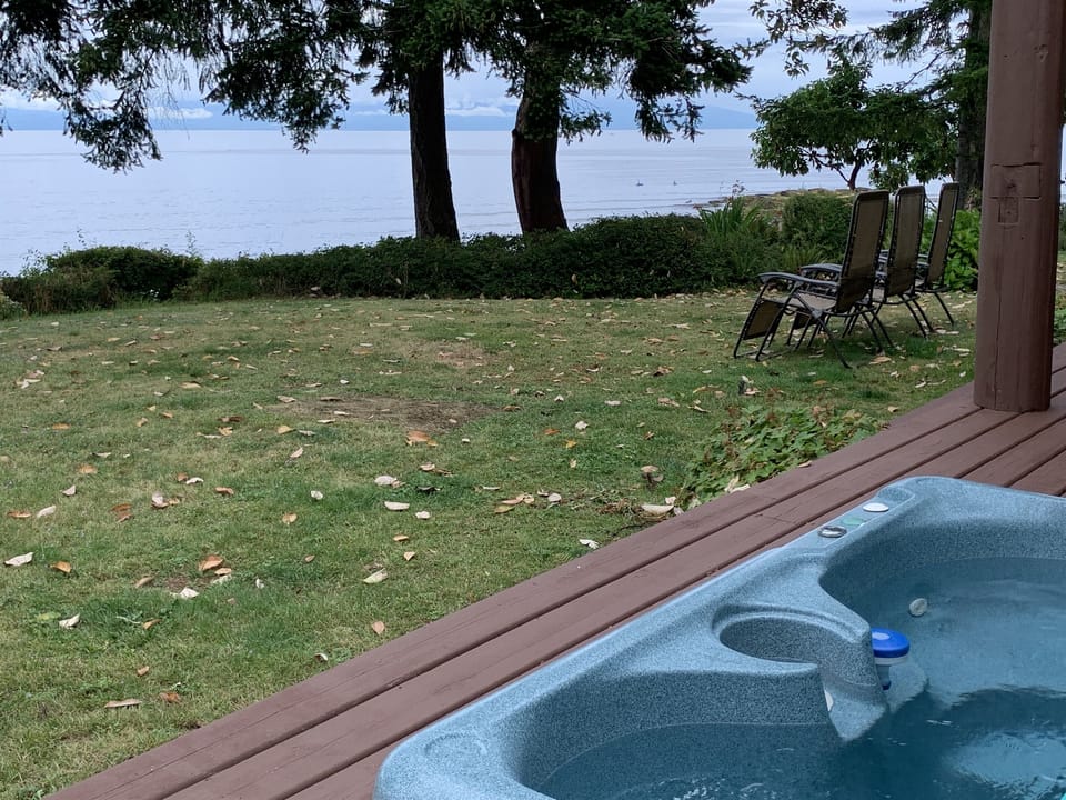 Oceanfront hot tub!