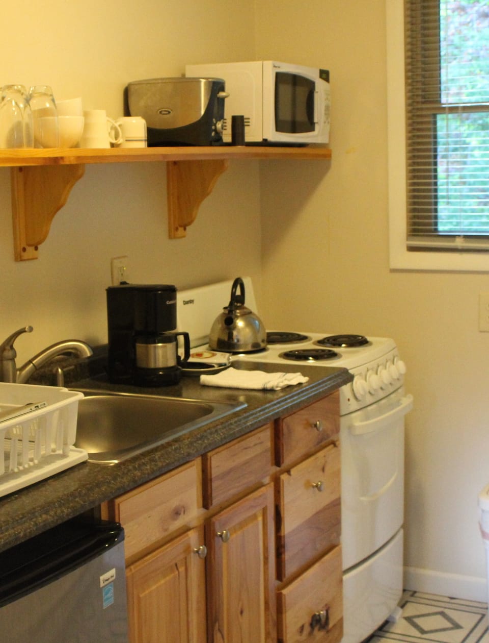 Quadruple Room | Private kitchenette | Coffee/tea maker