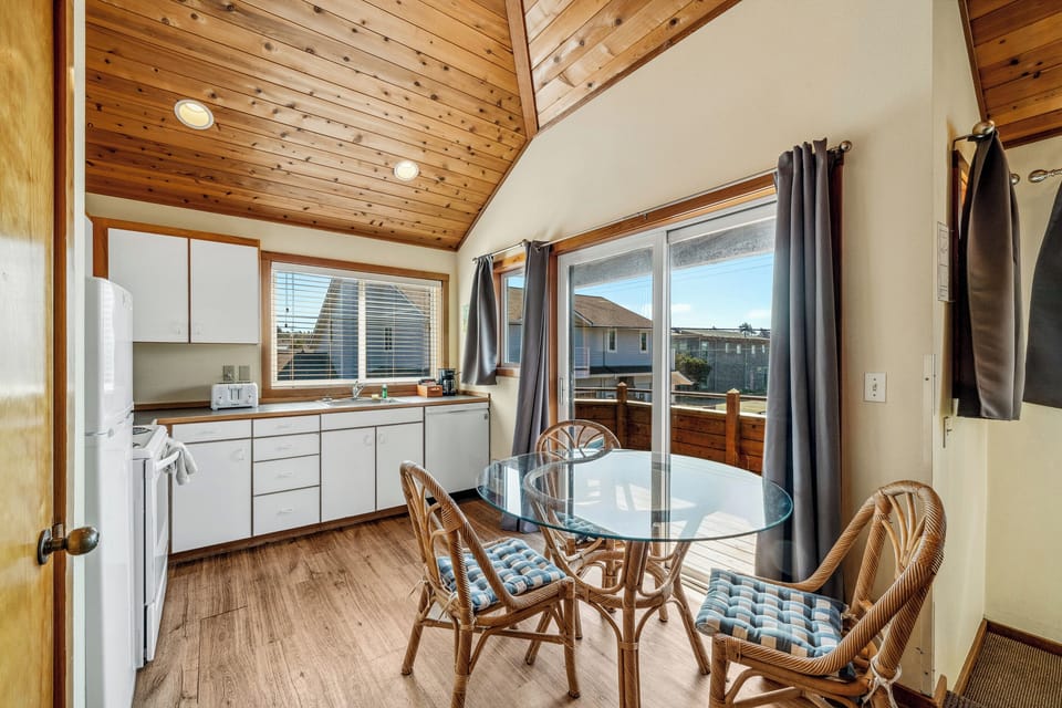 Luxe Queen Suite with Kitchen | Private kitchen | Microwave, electric kettle