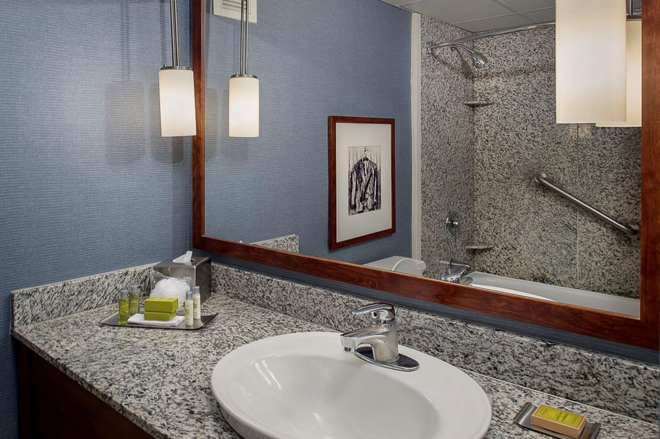 Combined shower/tub, hydromassage showerhead, free toiletries