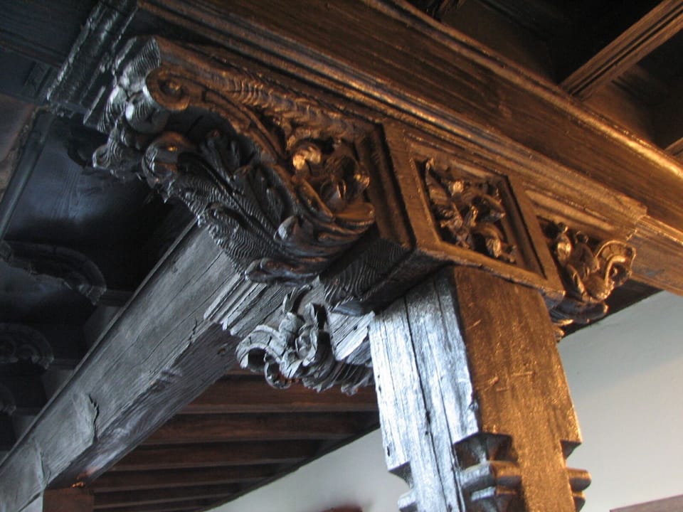 Detalle madera tallada en galería superior