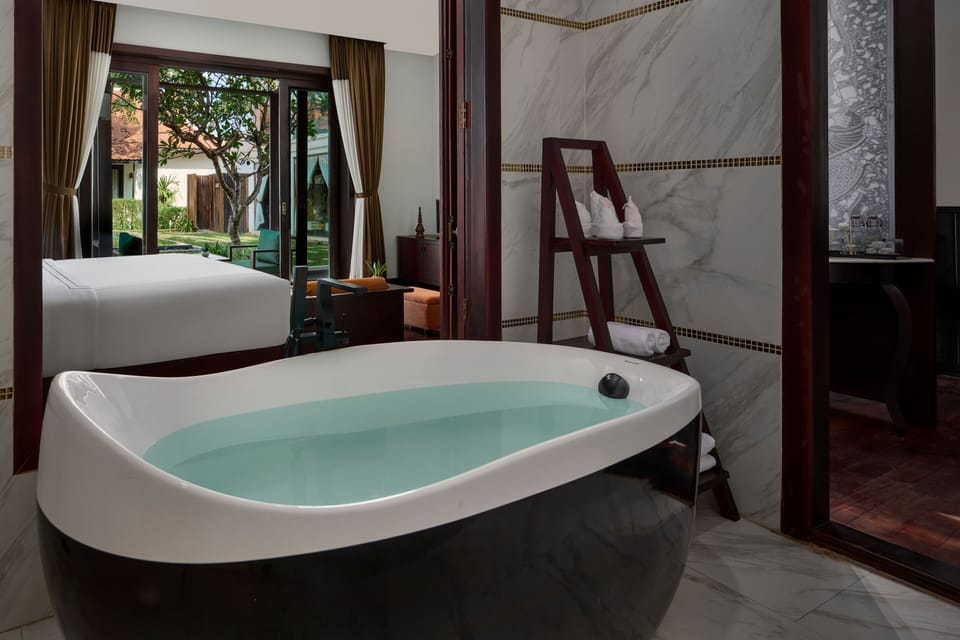 Separate tub and shower, deep soaking tub, rainfall showerhead