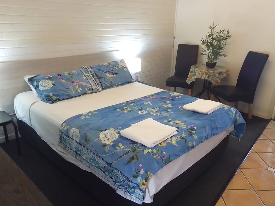 Premier Queen Room | Desk, iron/ironing board, free WiFi, bed sheets