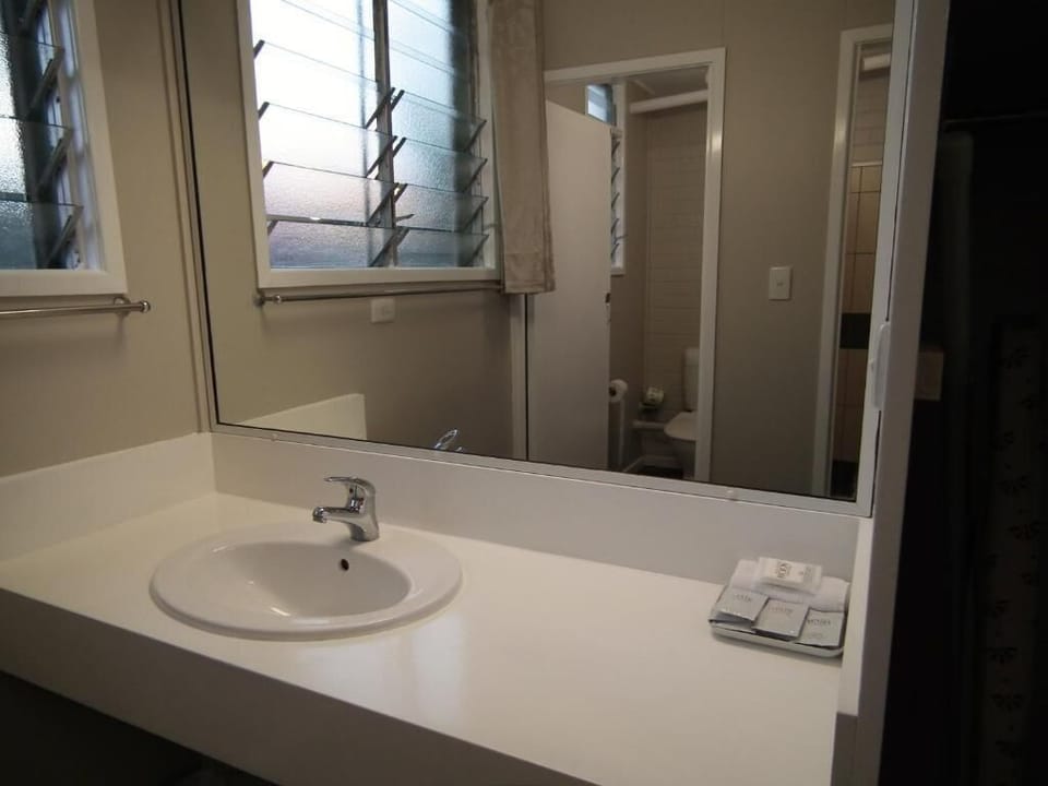 Basic Room | Bathroom | Shower, free toiletries, towels