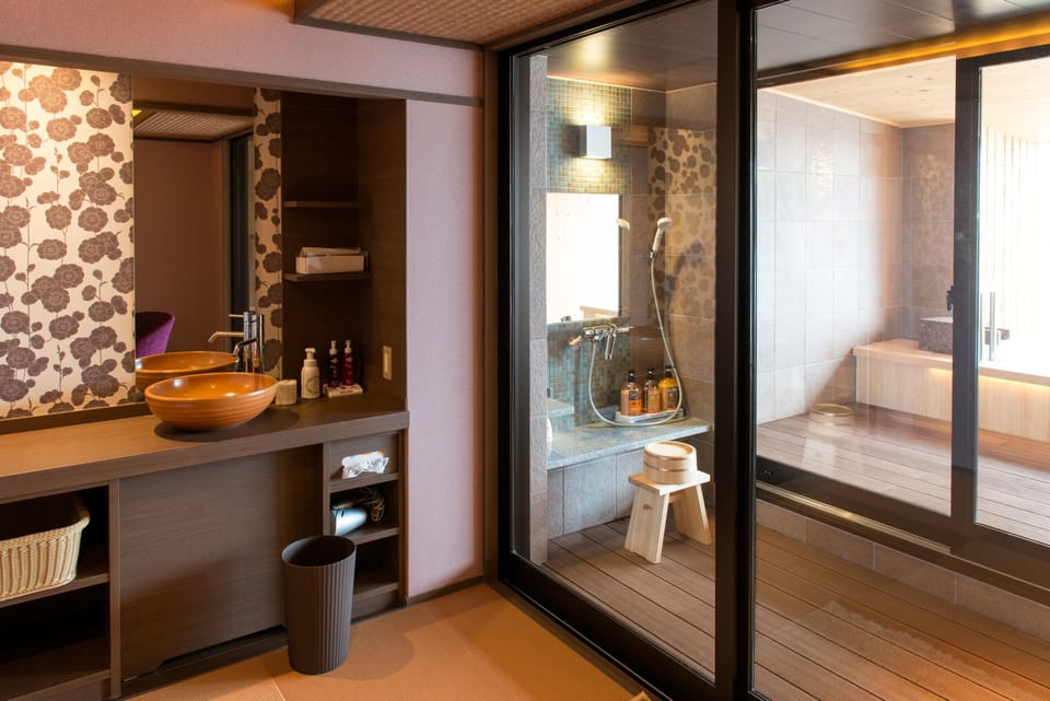 Combined shower/tub, deep soaking tub, free toiletries, hair dryer