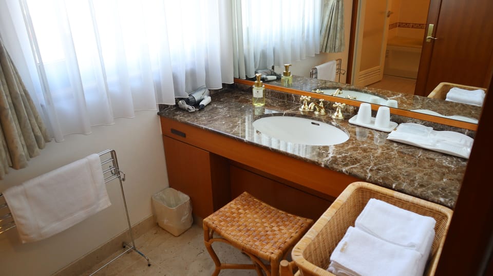 Deluxe Twin Room, 6F, Non Smoking | Bathroom | Free toiletries, hair dryer, slippers, bidet