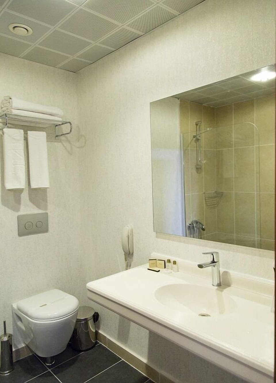 Double Room | Bathroom | Shower, free toiletries, hair dryer, slippers