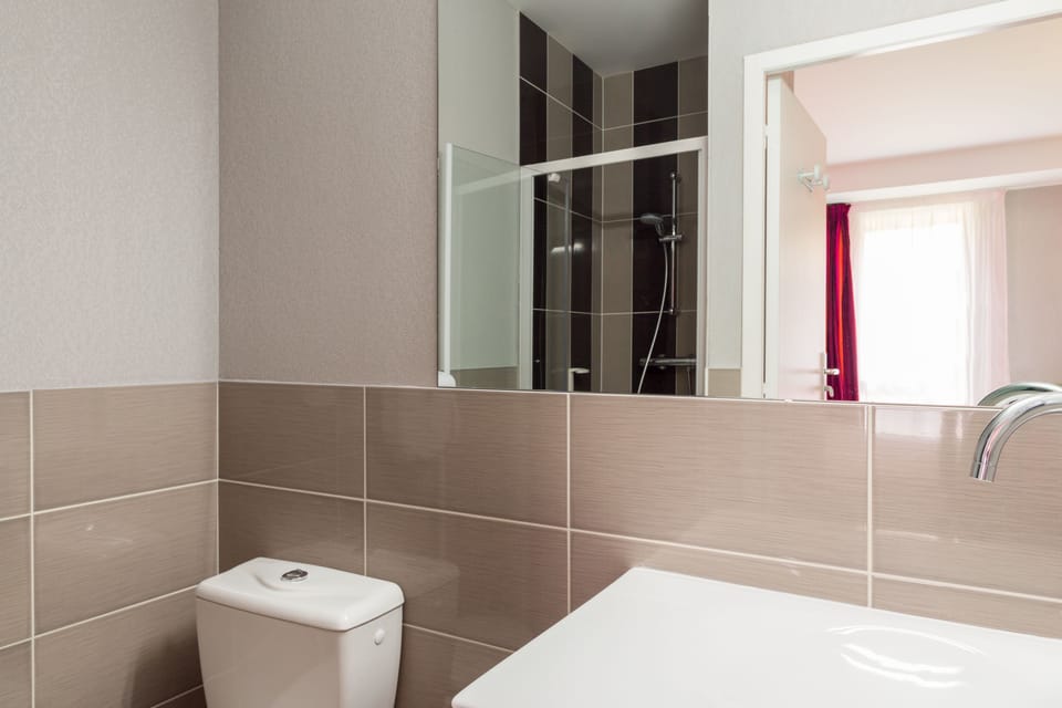 Shower, free toiletries, hair dryer, towels