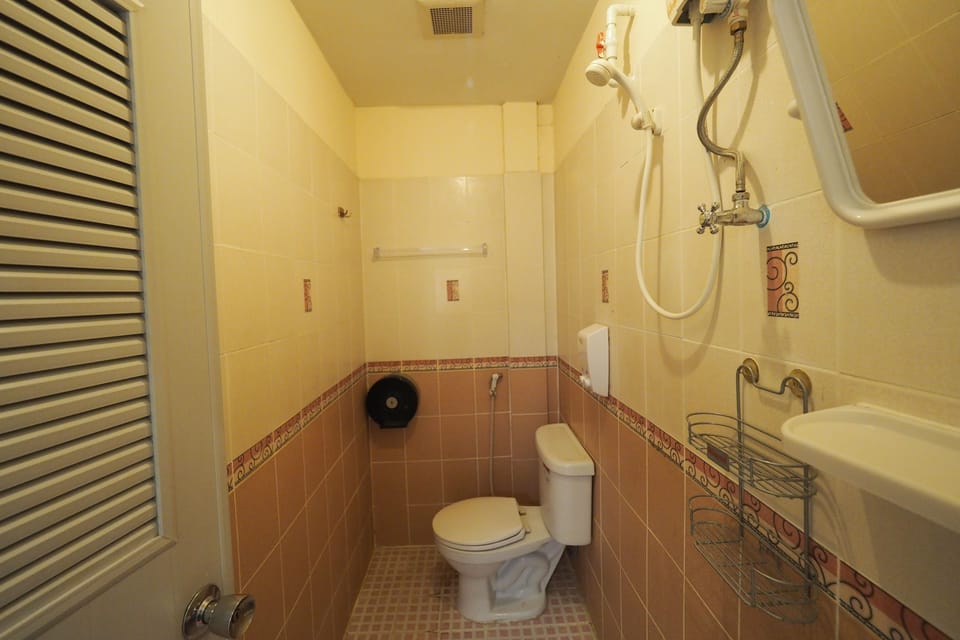 Superior Room | Bathroom | Shower, free toiletries, hair dryer, towels