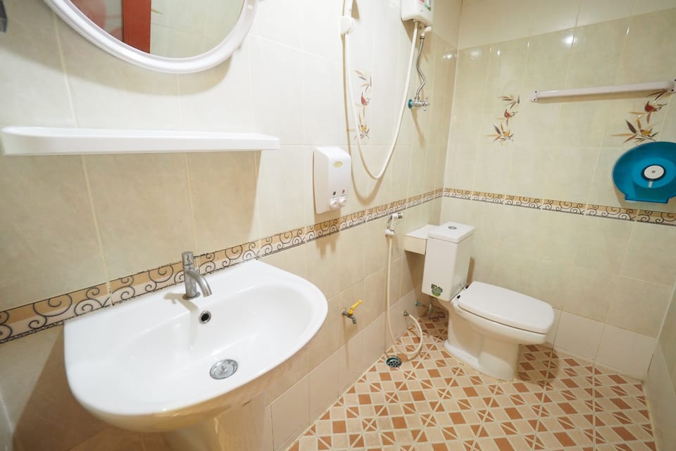 Deluxe Room | Bathroom | Shower, free toiletries, hair dryer, towels