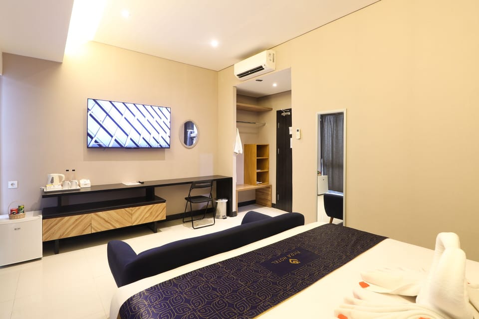 Executive Room, 1 Bedroom | Desk, laptop workspace, rollaway beds, free WiFi