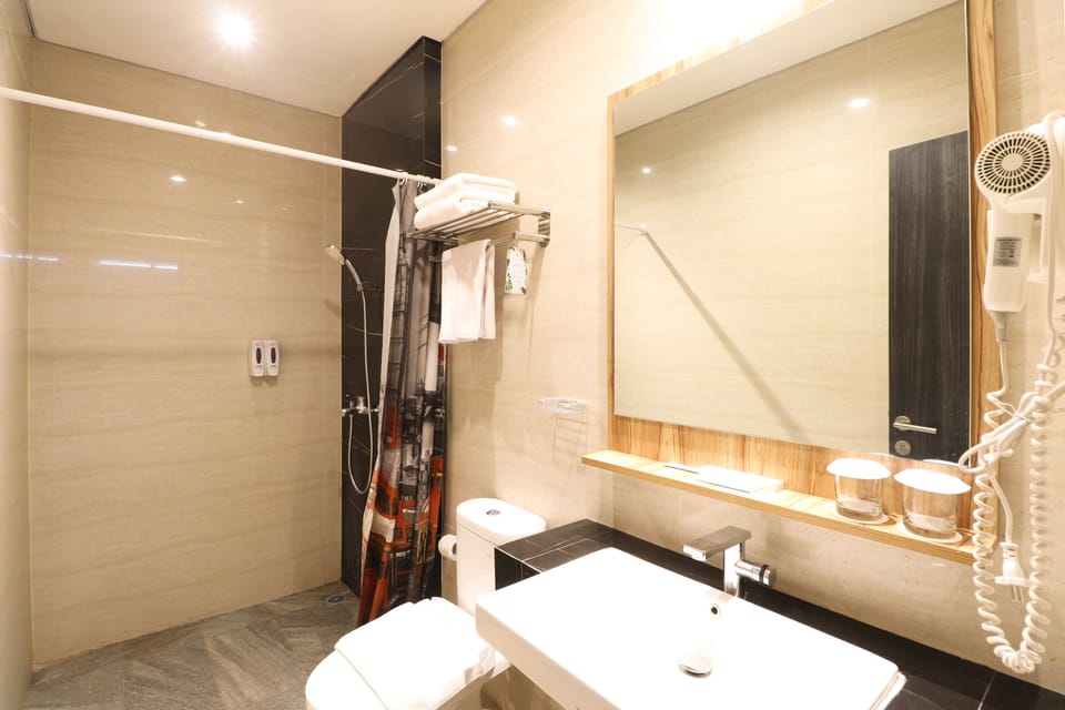 Executive Room, 1 Bedroom | Bathroom | Shower, free toiletries, slippers, towels