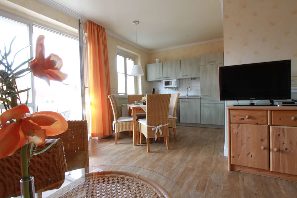 Suite | Living area | 80-cm TV with satellite channels, DVD player