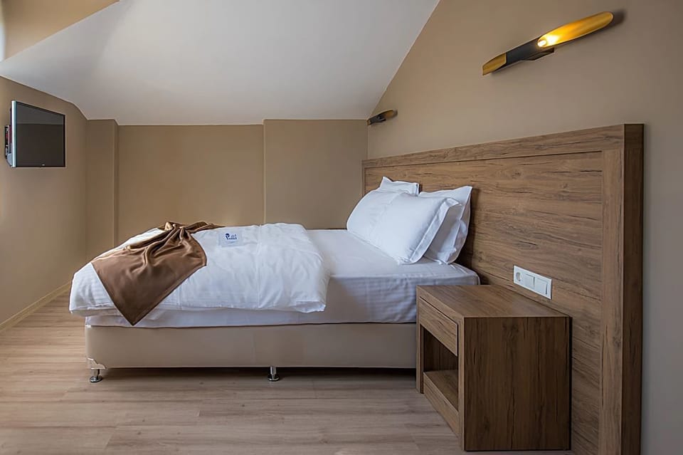 Twin Room | Minibar, in-room safe, desk, soundproofing