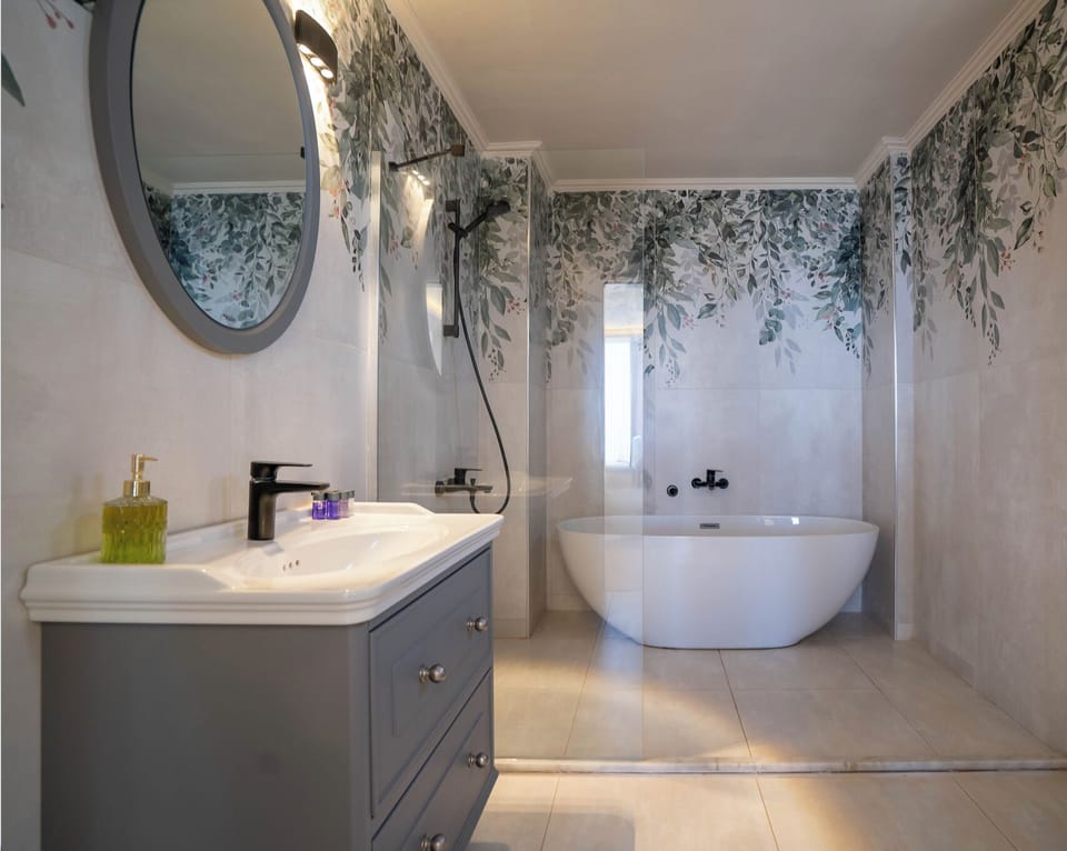 Havuz Manzarali Terasli Deluxe Oda | Bathroom | Shower, free toiletries, hair dryer, slippers