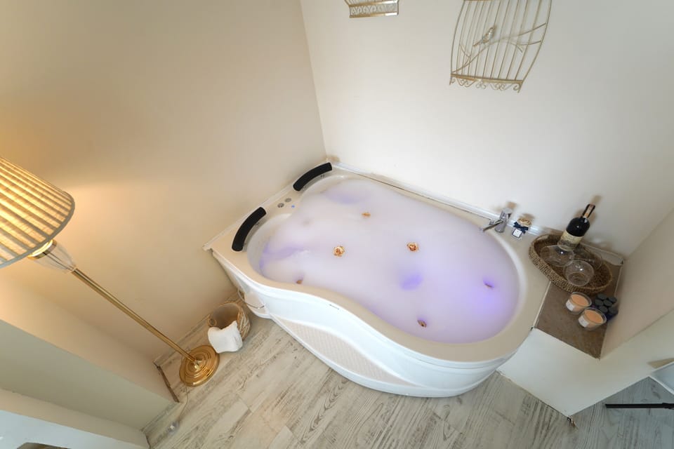 Jakuzili Deniz Manzarali Oda | Premium bedding, in-room safe, WiFi (free), bed sheets