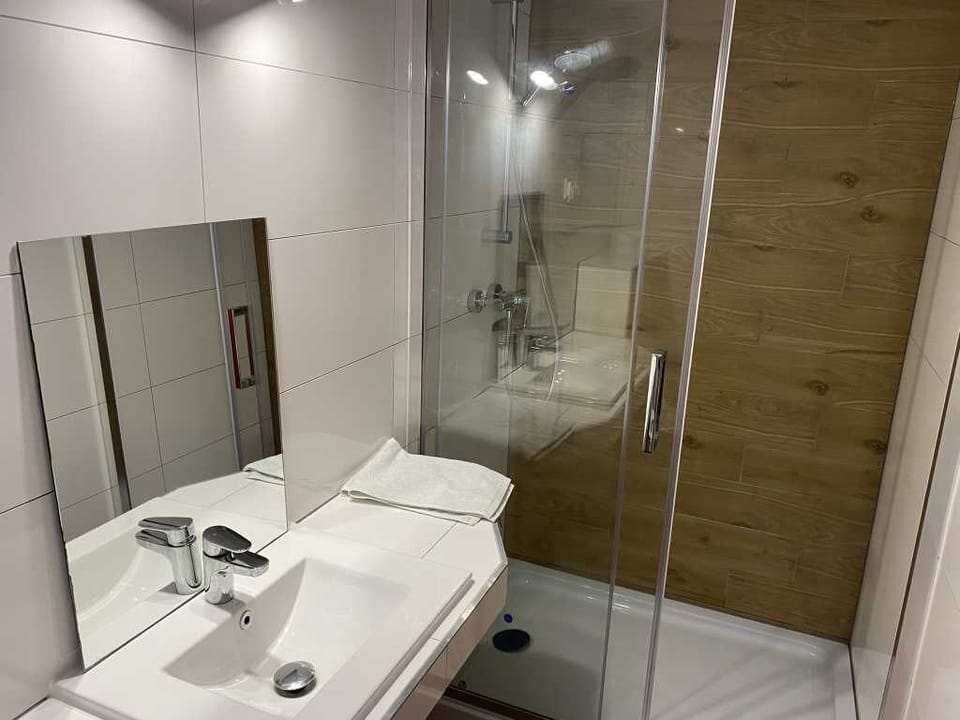 Comfort Cottage | Bathroom | Shower, hair dryer (on request), towels