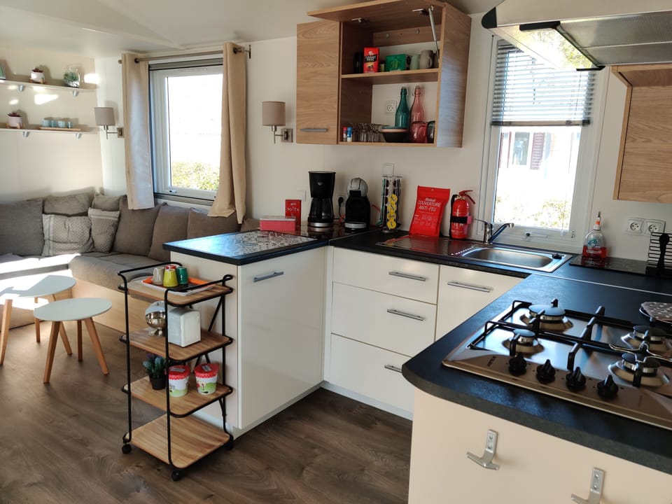 Comfort Bungalow, Ensuite | Private kitchen | Fridge, microwave, oven, stovetop