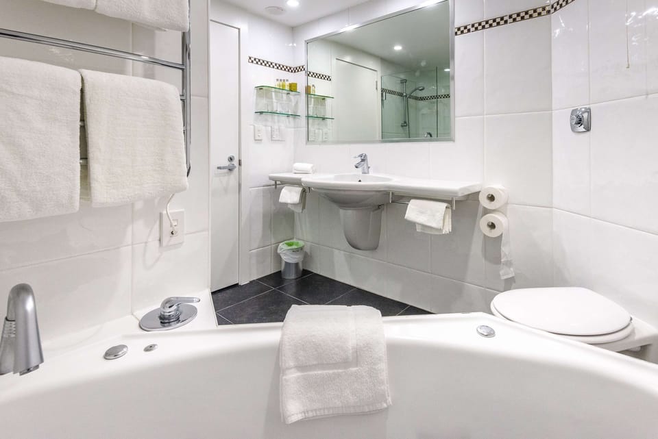 Junior Suite, 1 King Bed, Non Smoking | Bathroom | Free toiletries, hair dryer, towels