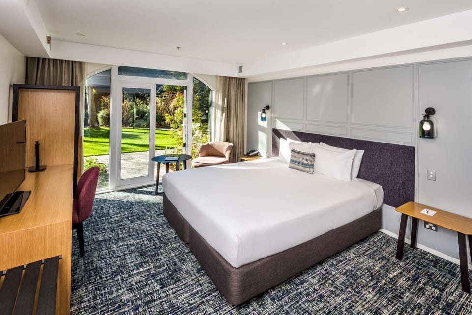 Deluxe Room, 1 King Bed, Non Smoking | Down comforters, in-room safe, desk, blackout drapes