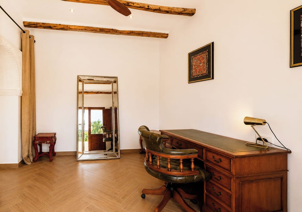 Deluxe Suite, 1 Bedroom, Lounge with Desk | Egyptian cotton sheets, premium bedding, pillowtop beds, minibar