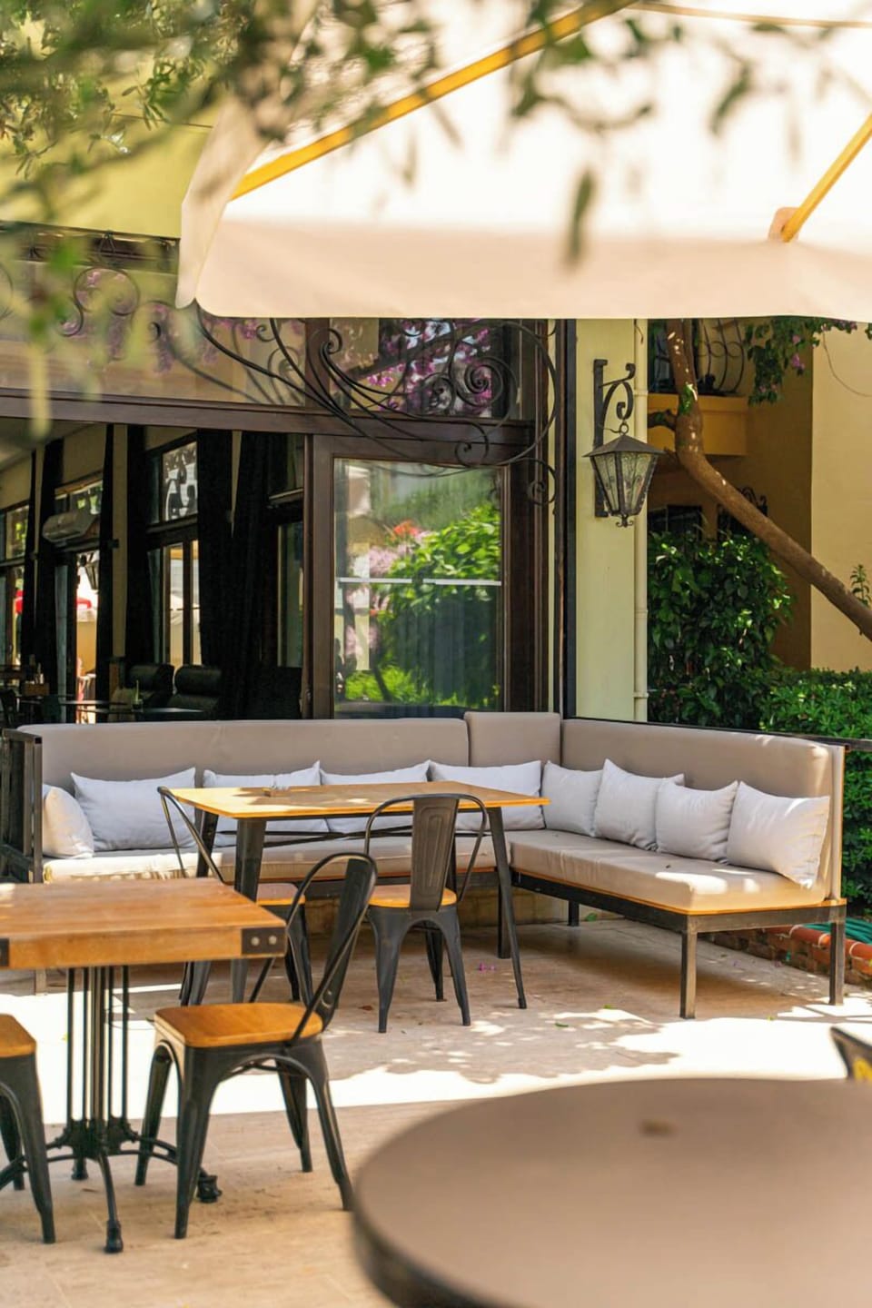 2 restaurants, breakfast served