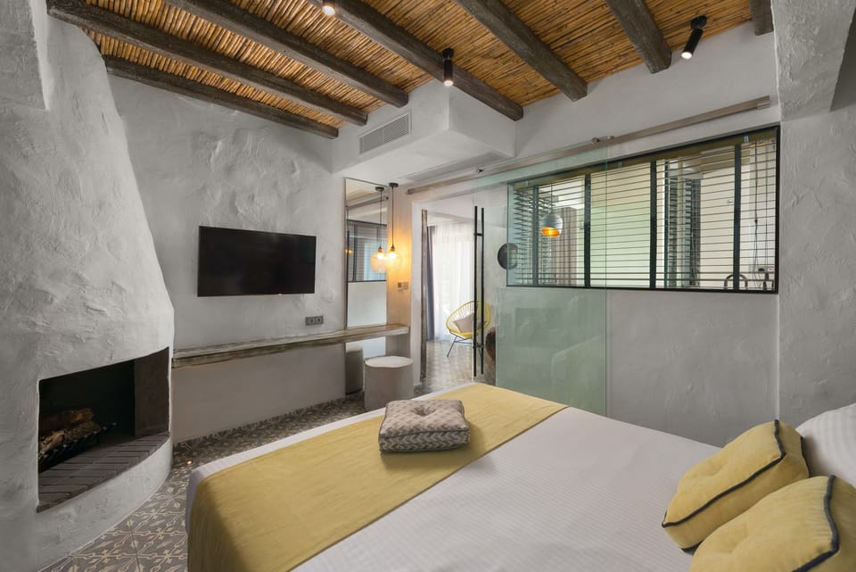 Suite, Jetted Tub (King) | Premium bedding, minibar, in-room safe, individually decorated