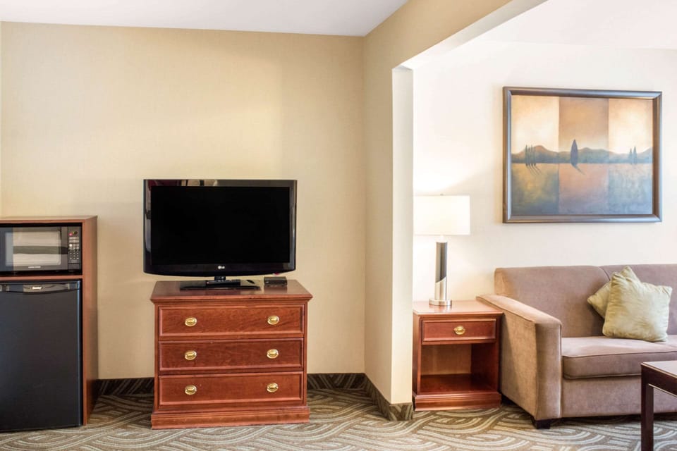 In-room safe, desk, iron/ironing board, free cribs/infant beds