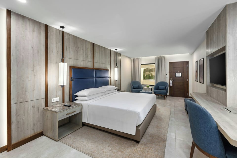 Superior Room, 1 King Bed | Minibar, in-room safe, desk, laptop workspace