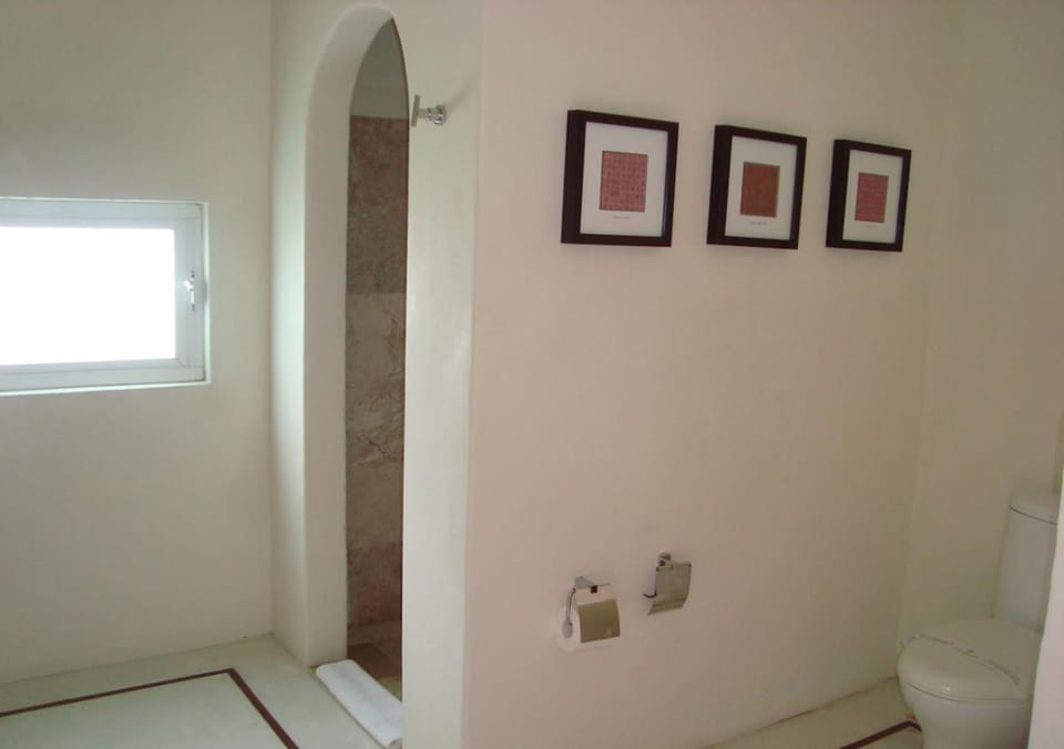 Rainfall showerhead, free toiletries, hair dryer, bathrobes