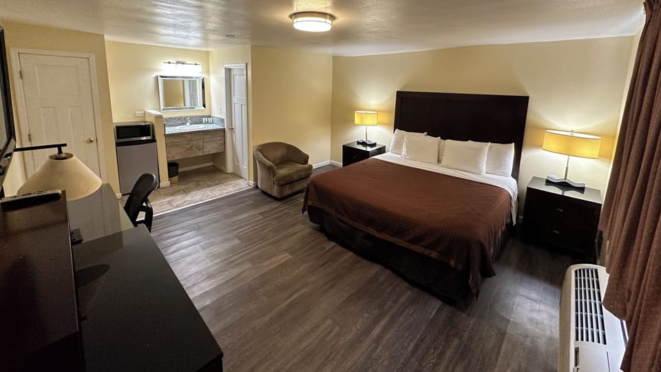 Standard Room, 1 King Bed | Desk, laptop workspace, free WiFi