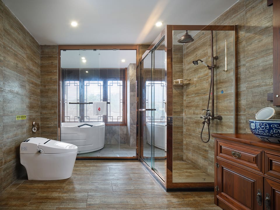 Deluxe Suite, Balcony, Lake View | Bathroom | Designer toiletries, hair dryer, bathrobes, slippers