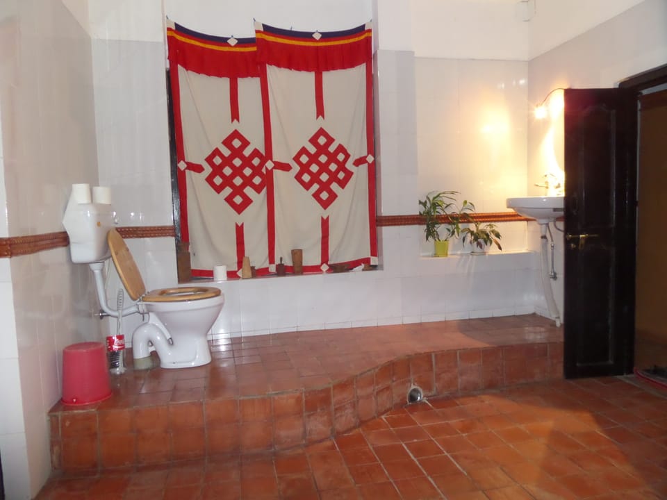 Standard Room | Bathroom | Shower, free toiletries, hair dryer, slippers