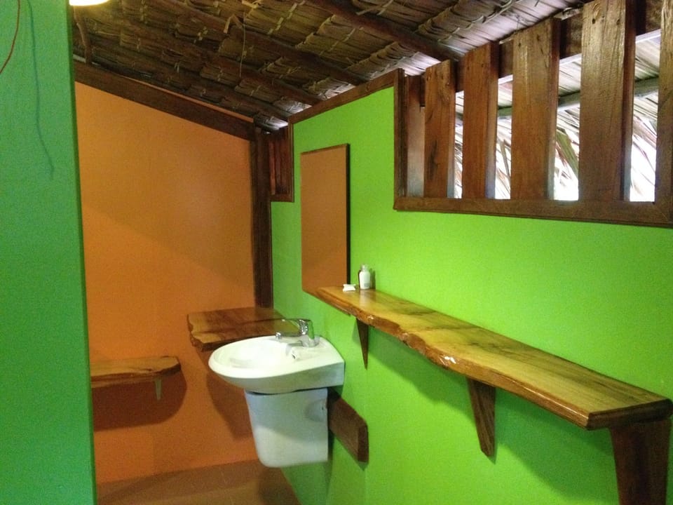 Shower, free toiletries, towels