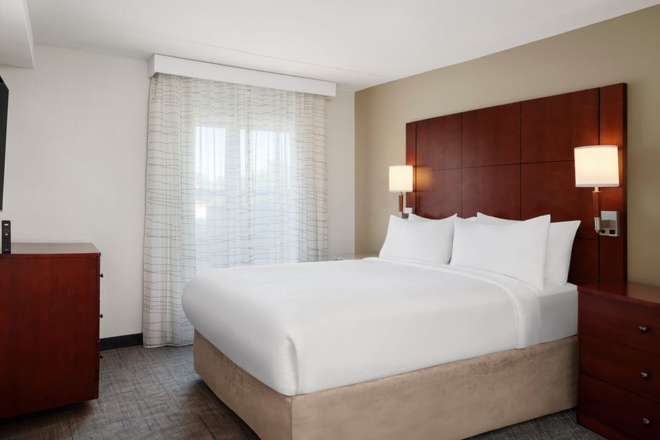 Suite, 2 Bedrooms, Non Smoking | Premium bedding, pillowtop beds, in-room safe, desk