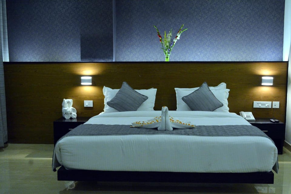 Premium bedding, down comforters, minibar, blackout drapes