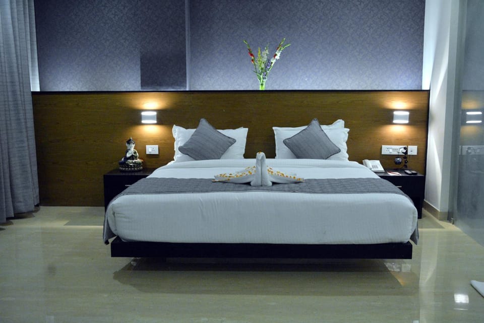 Standard Room | Premium bedding, down comforters, minibar, blackout drapes