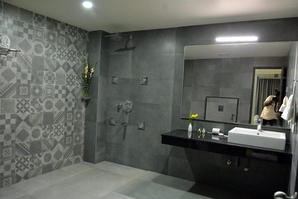 Shower, deep soaking tub, rainfall showerhead, free toiletries