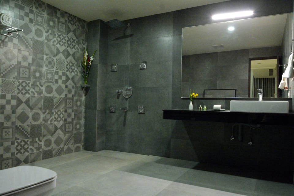 Deluxe Room, 1 King Bed, Non Smoking, Garden View | Bathroom | Shower, deep soaking tub, rainfall showerhead, free toiletries