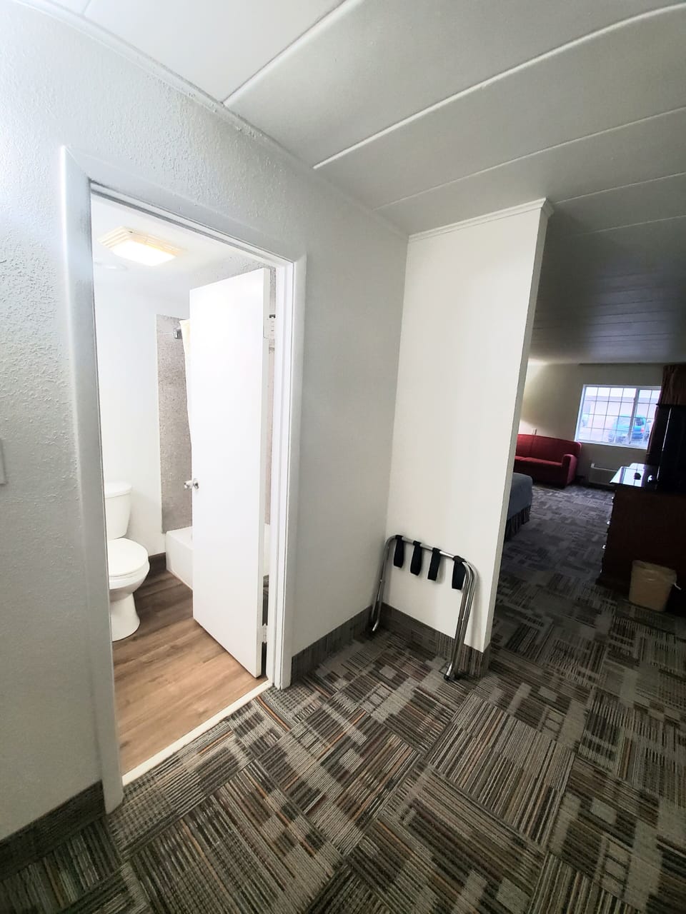 Desk, laptop workspace, iron/ironing board, free WiFi