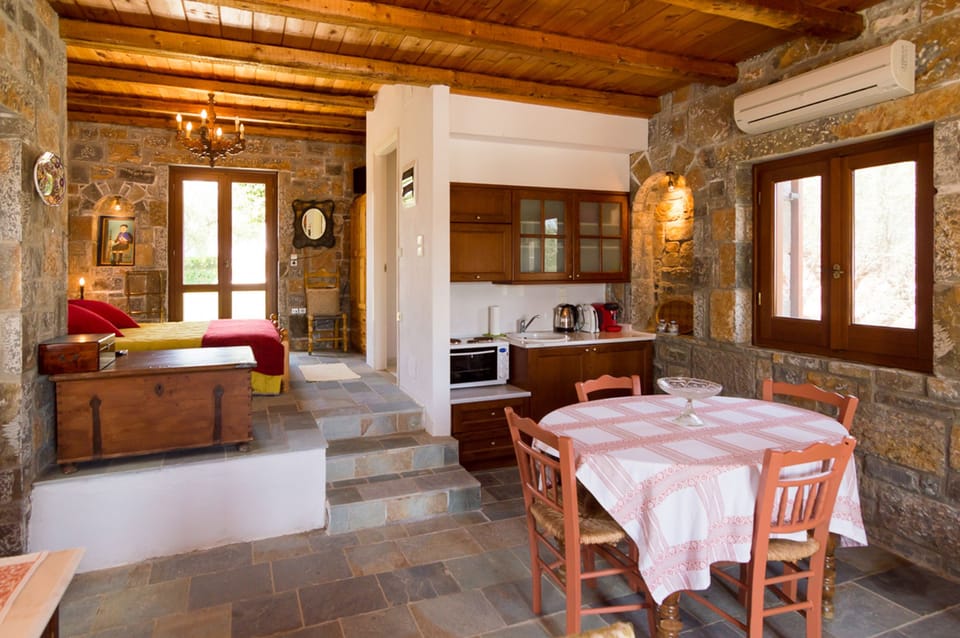 Traditional Stone Studio | In-room dining
