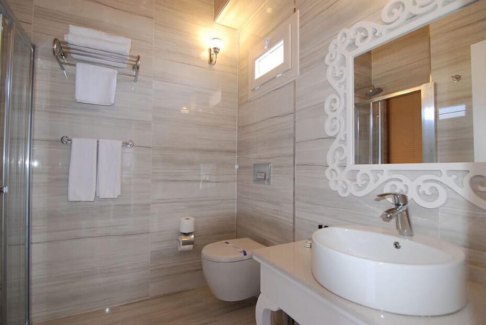 Jetted tub, free toiletries, hair dryer, slippers