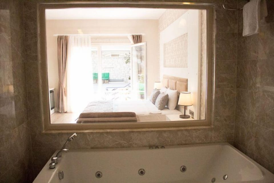 Room, Jetted Tub | Premium bedding, minibar, in-room safe, desk