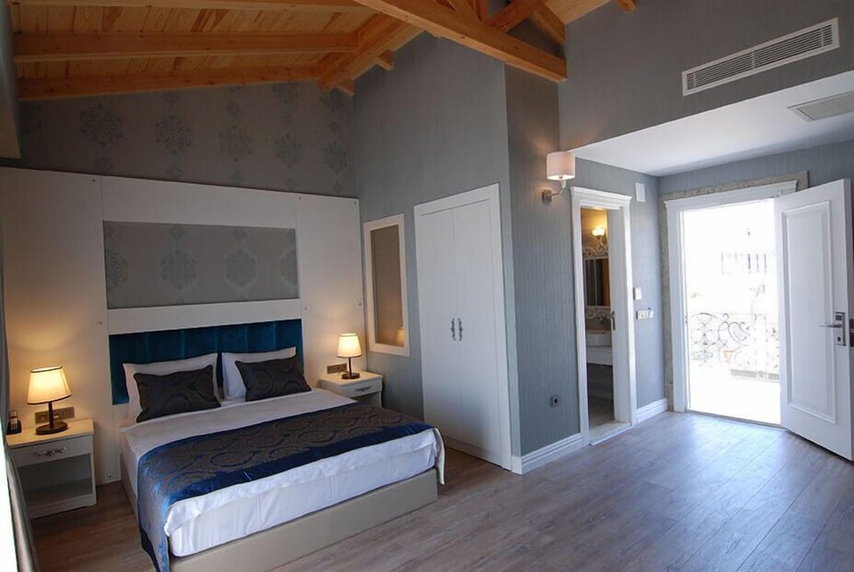 Family Room | Premium bedding, minibar, in-room safe, desk