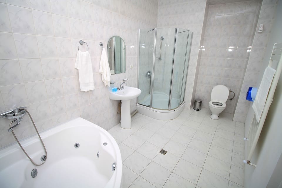 Comfort Quadruple Room, 1 Bedroom | Bathroom | Shower, free toiletries, hair dryer, bathrobes