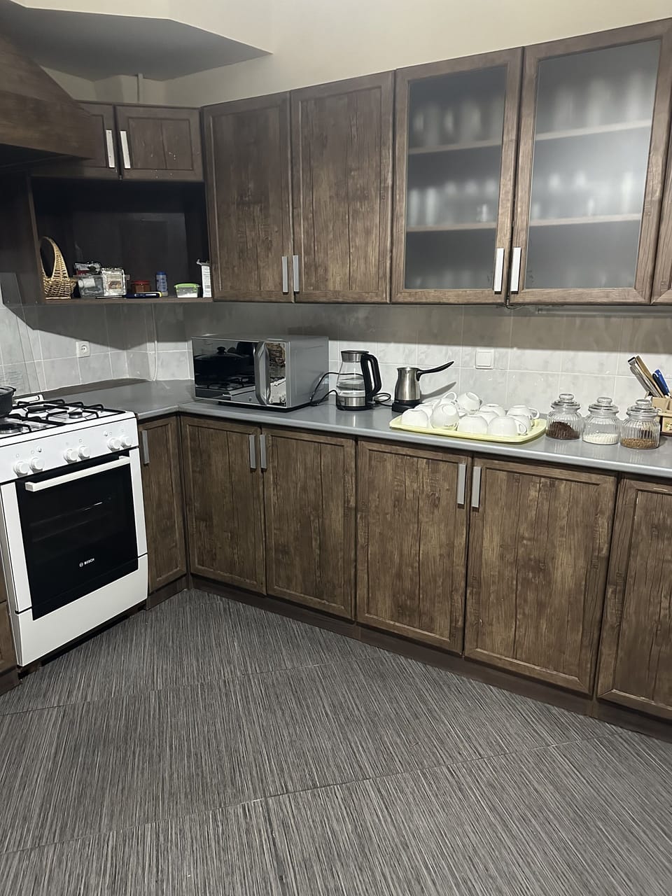 Full-size fridge, oven, stovetop, coffee/tea maker
