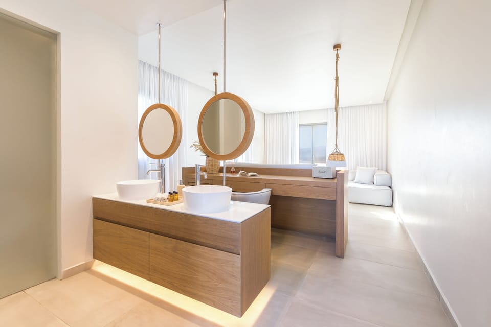 Superior Room, Sea View | Bathroom | Shower, designer toiletries, hair dryer, bathrobes