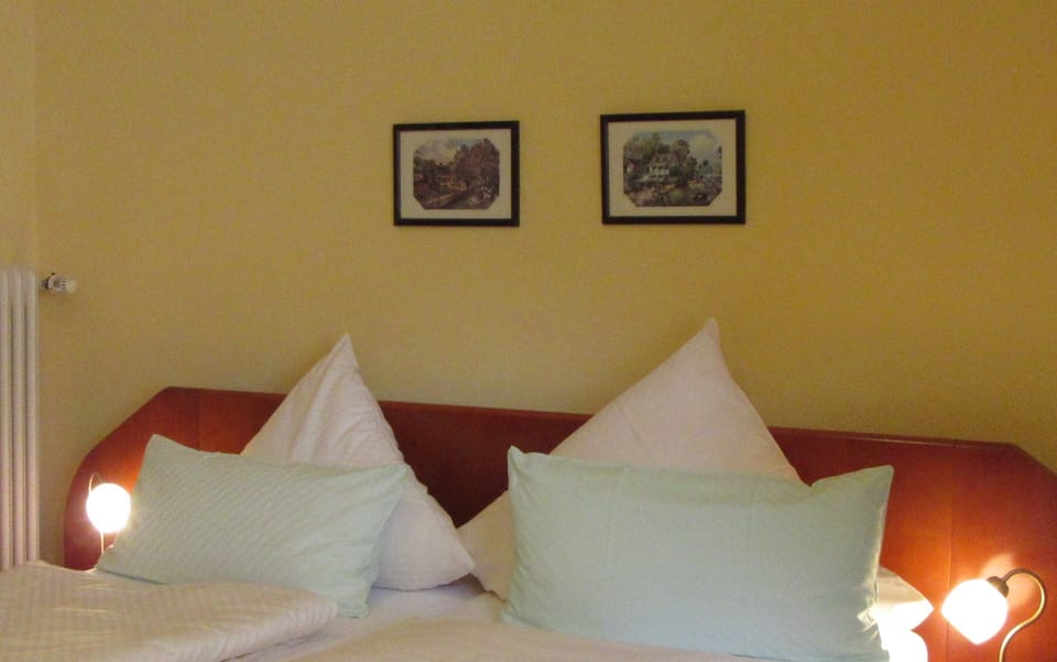 Double Room | Desk, WiFi (free), bed sheets